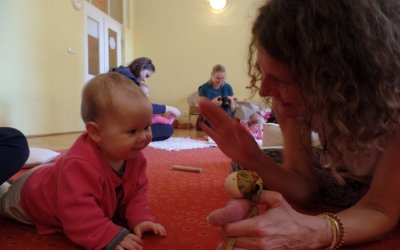cvičení pro miminka do 1 roku (zatím nechodící) a jejich maminky